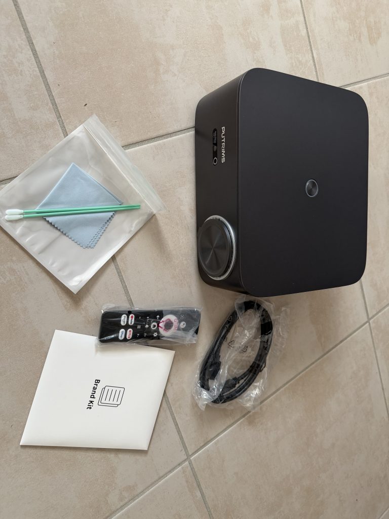 Contenu de la boîte PUTRIMS K12 – projecteur, télécommande Google TV, câbles et kit de nettoyage