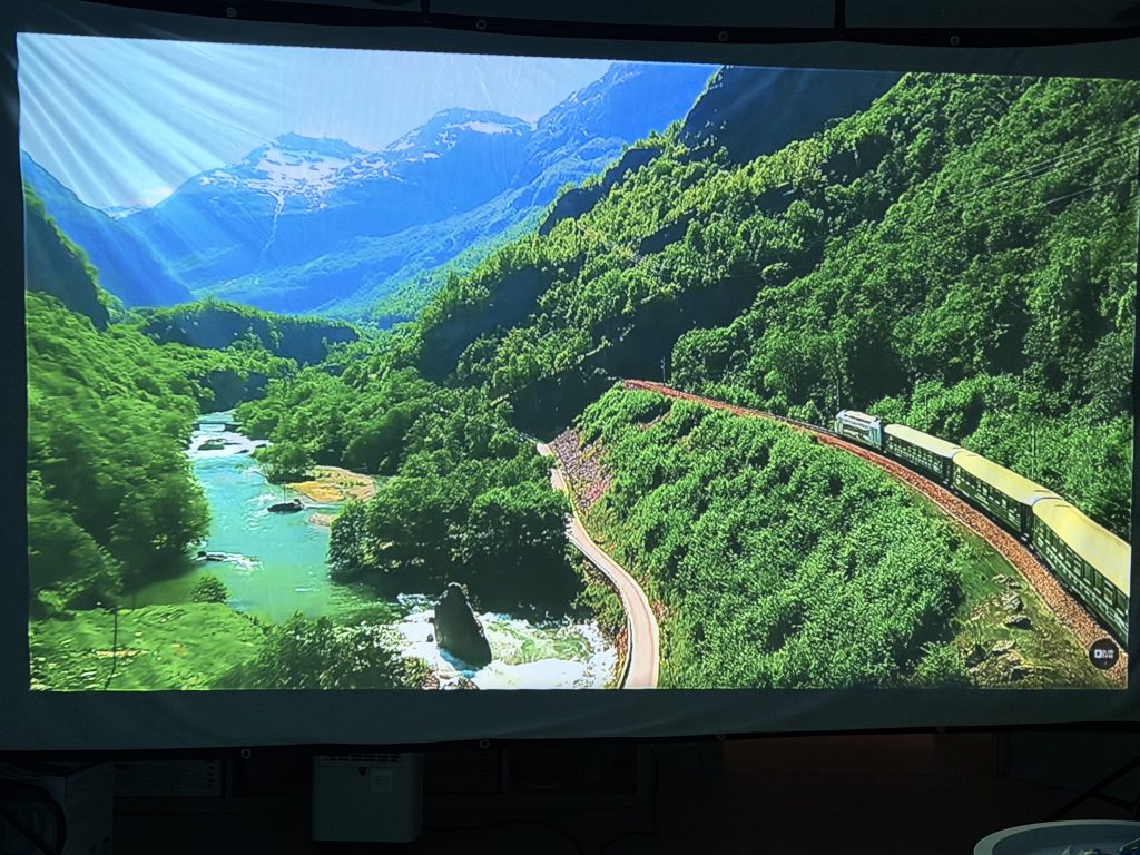 Test image projetée PUTRIMS K12 – paysage montagne rivière train verdure 4K streaming