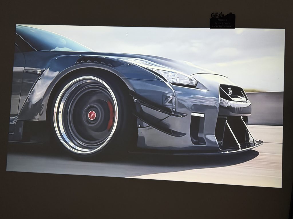 Test image projetée PUTRIMS K12 – Nissan GTR gros plan détails chromés et noirs profonds