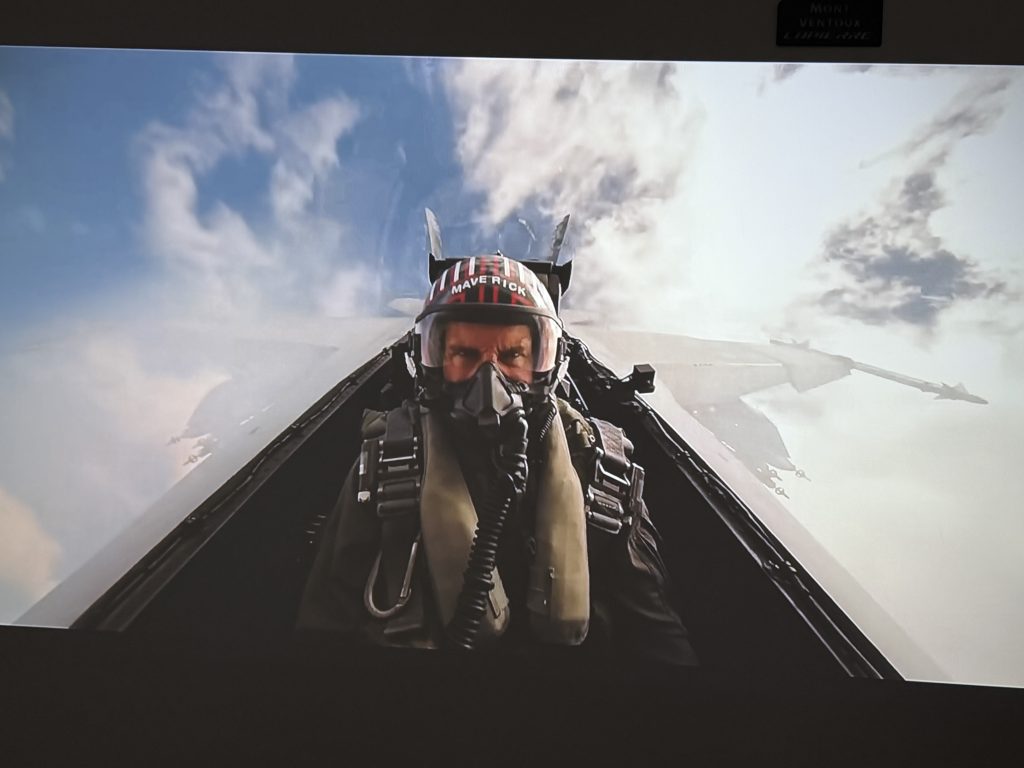 Test image projetée PUTRIMS K12 – Top Gun Maverick cockpit avion de chasse ciel nuageux