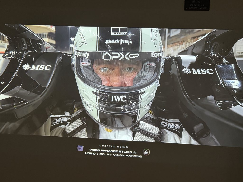 Test image projetée PUTRIMS K12 – film F1 pilote casque HDR10 Dolby Vision