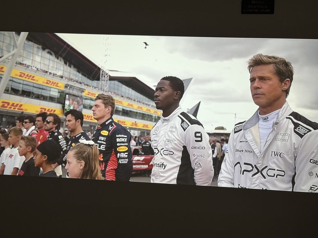 Test image projetée PUTRIMS K12 – film F1 Brad Pitt grille de départ Silverstone