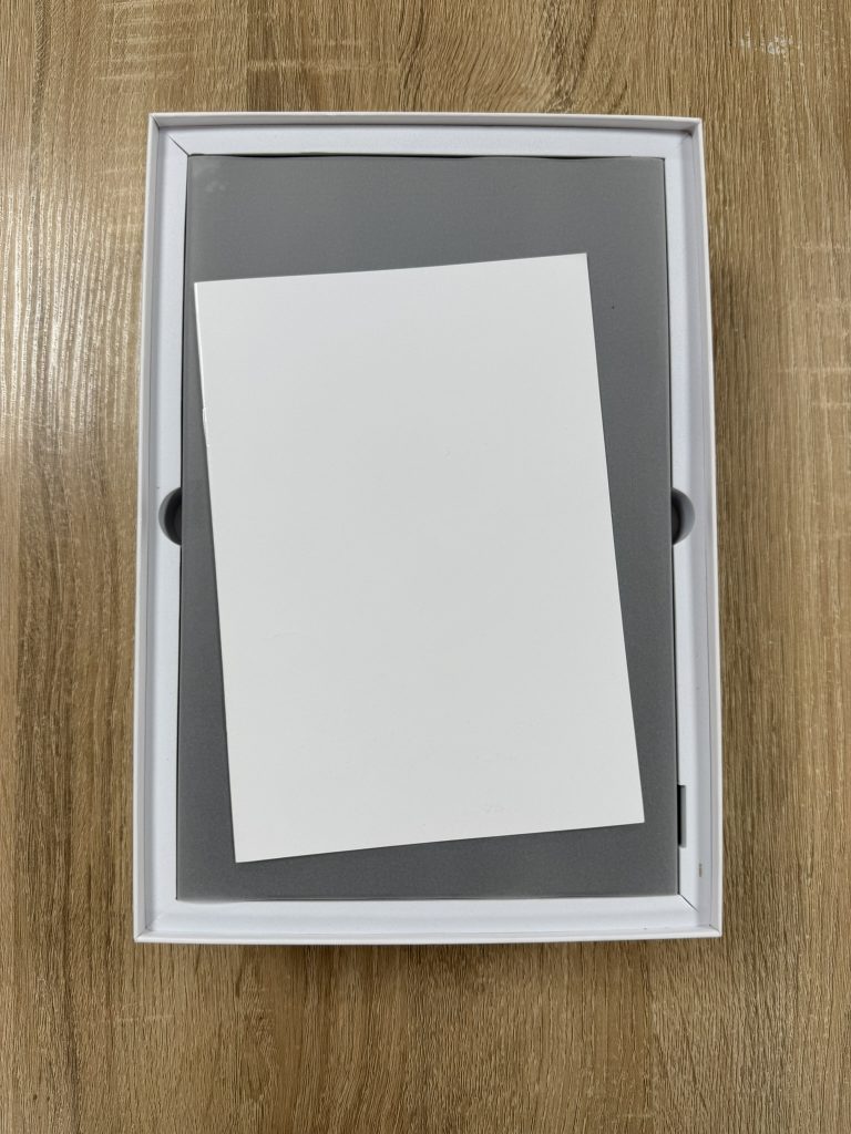 Ouverture de la boîte du SMT1019 : notice et tablette domotique murale Android 14 protégée par un papier calque