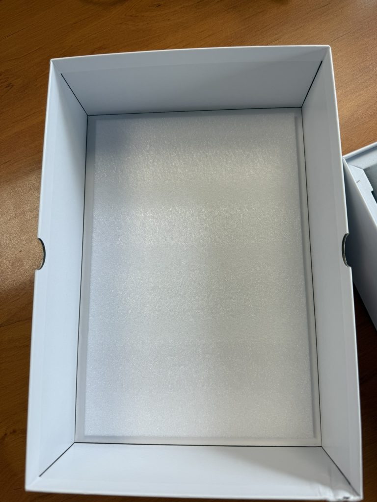 Couvercle de la boîte du SMT1019 avec mousse de protection pour l'écran de la tablette domotique murale