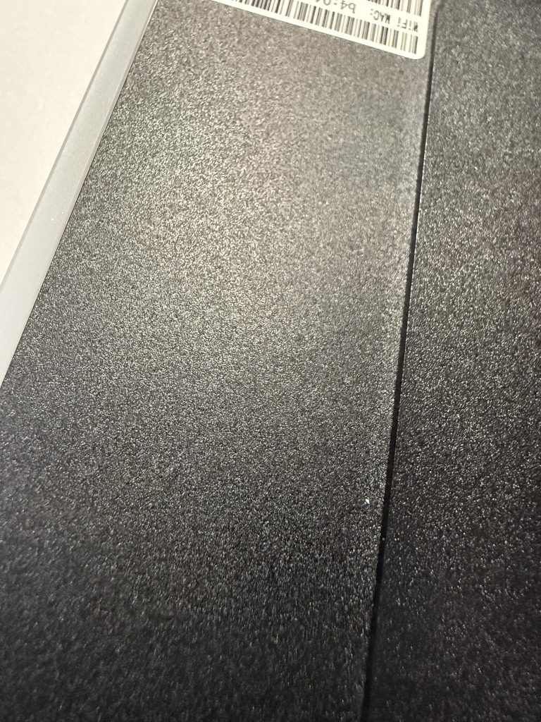 Dos SMT1019 – coque arrière plastique texturé noir mat avec étiquette MAC Wi-Fi tablette domotique Android 14