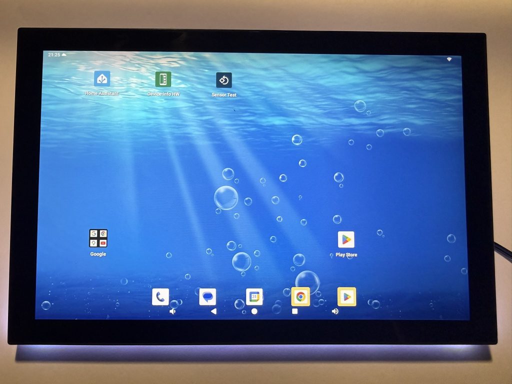 Tablette domotique murale SMT1019 allumée sous Android 14 avec Home Assistant sur écran d'accueil, LED bleue