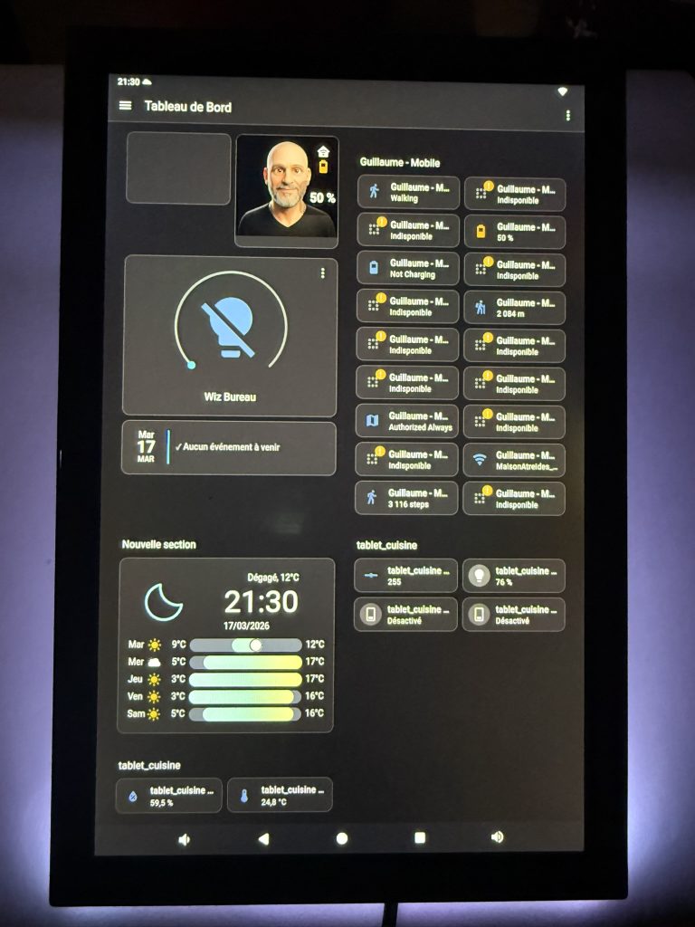 Tablette domotique murale SMT1019 sous Android 14 affichant le tableau de bord Home Assistant – météo, capteurs, présence et contrôle lumières